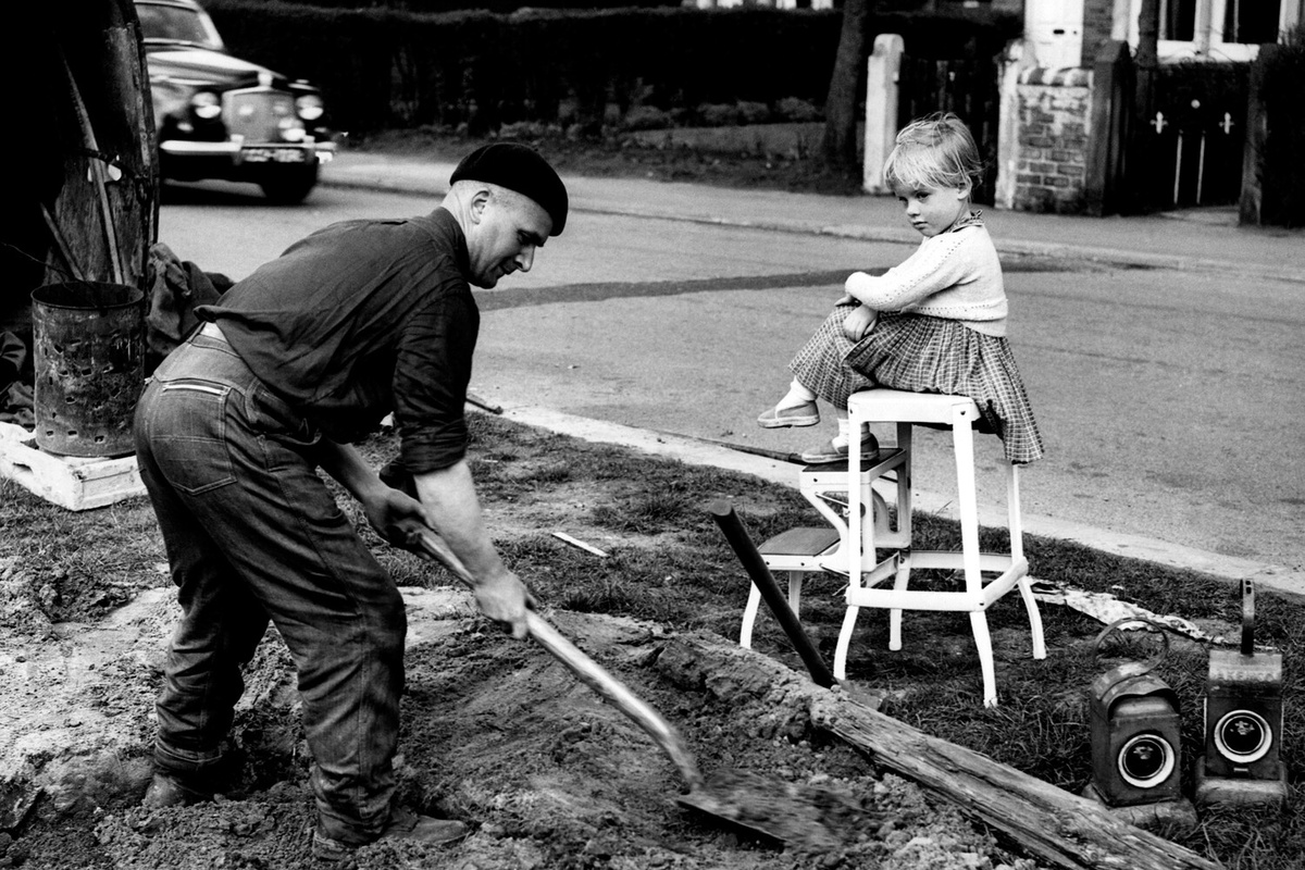 Юная будущая актриса Джойс Франкенберг (Джейн Сеймур) сидит на стуле матери, наблюдая за работой газовщика, 19 мая 1959 года ©PA Images/Getty Images  📷