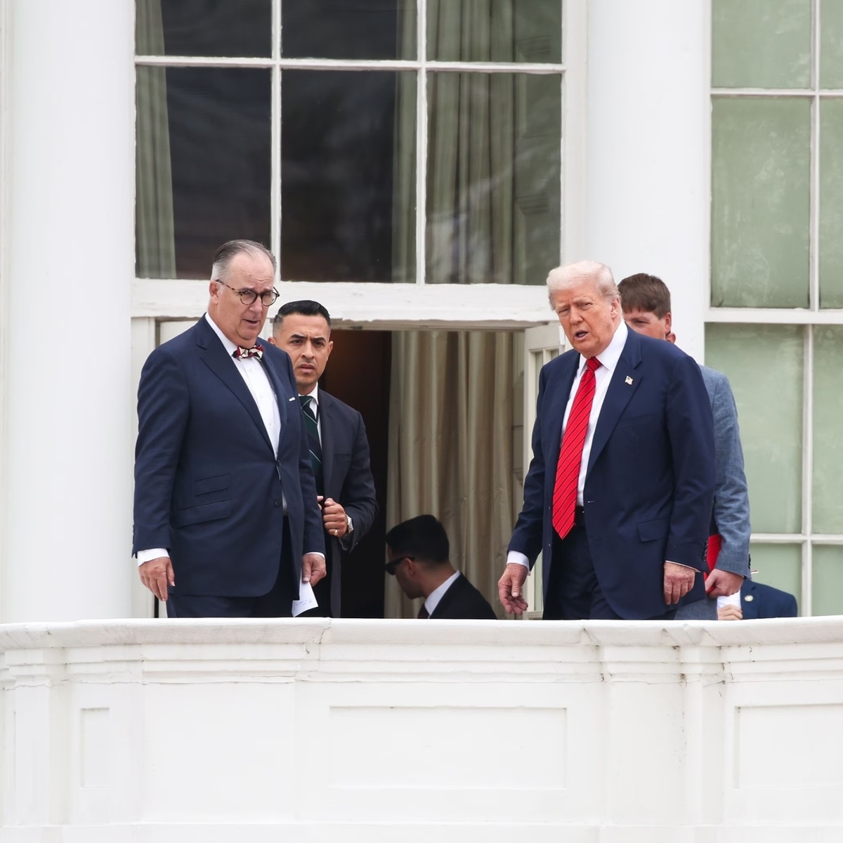 Трамп и его команда на крыше Белого дома