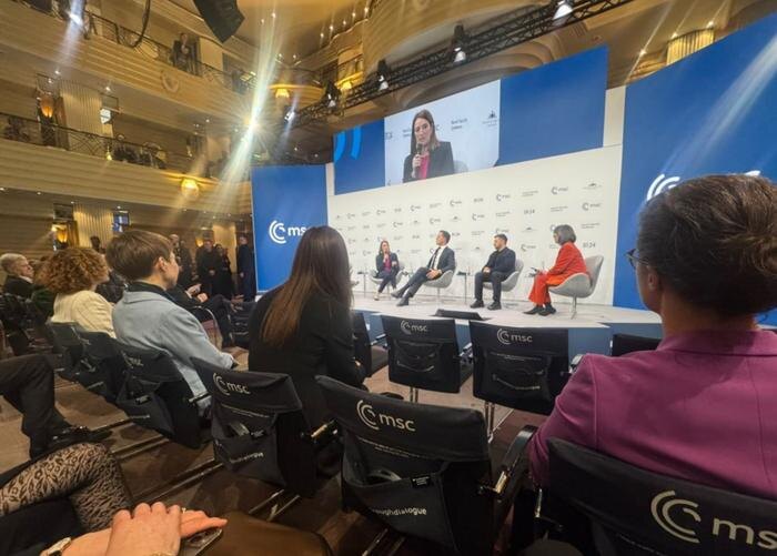 Дискуссии с Владимиром Зеленским на конференции в Мюнхене. Фото © Пресс-служба Алексея Гончаренко*