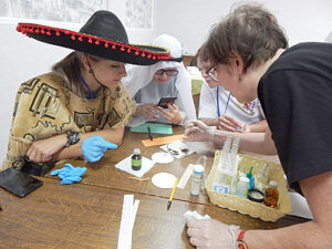 Летняя школа «Учитель года» в Тамбове, О.А. Зубова проводит с детьми исследования свойств чая.   
/ ФОТО из личного архива О.А. Зубовой Администратор  📷
