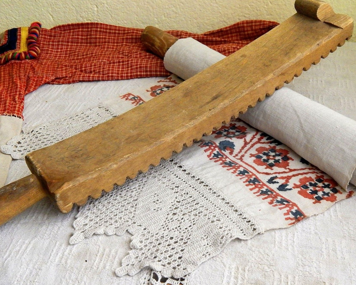 Рубль и скалка для глажки белья