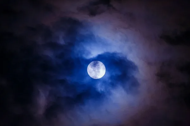 Луна на небе