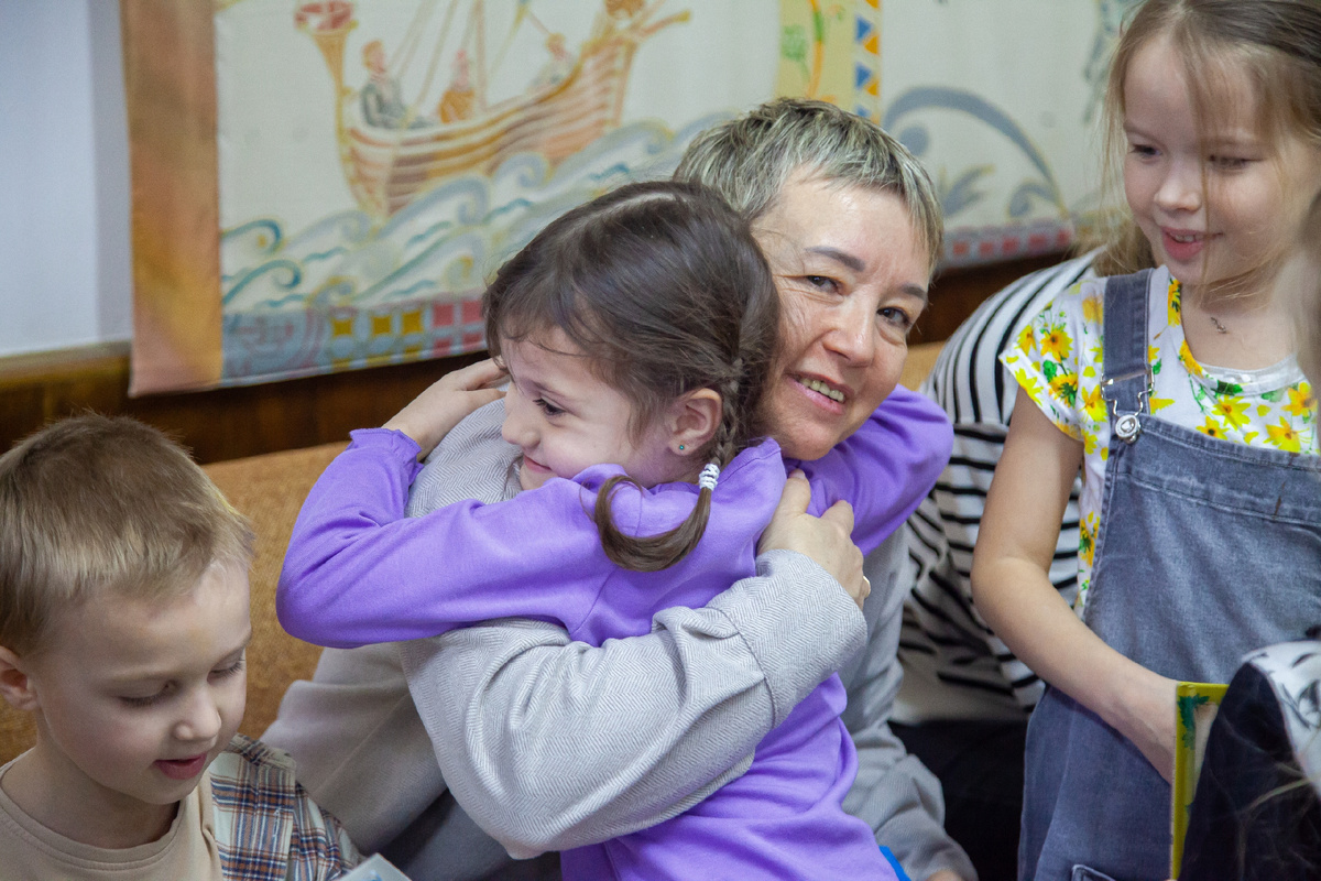 Маша подарила книгу своему воспитателю