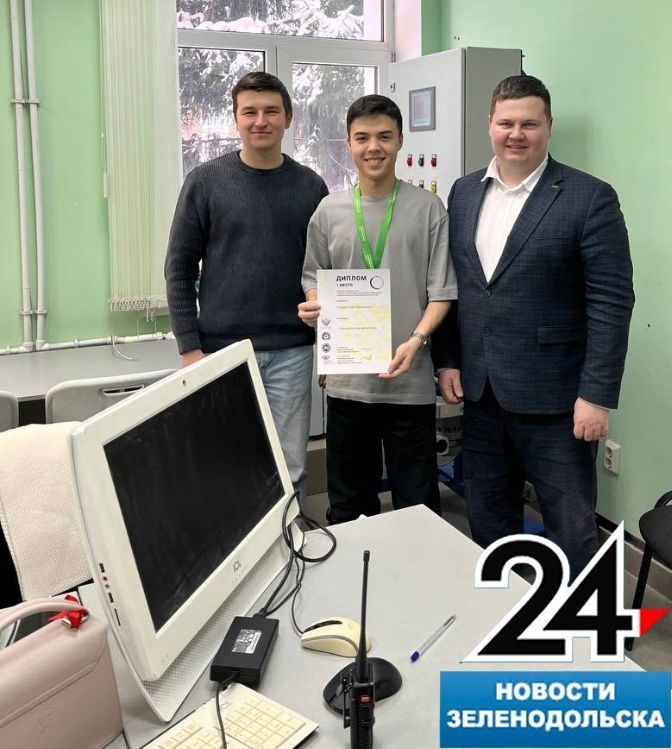 Радость победы с Азатом разделили его наставник Эльмир Гисматуллин и начальник отдела молодёжной политики АО «ПОЗИС» Александр Спирин