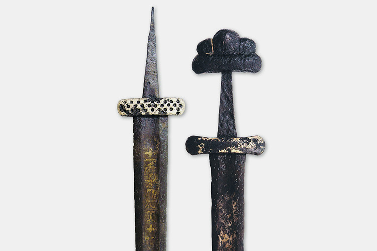    Долгое время мечи стояли в углу большого хранилища находок, среди другого оружия и не вызывали никакого интереса.   
Фото: Фото предоставлено Искандером Измайловым