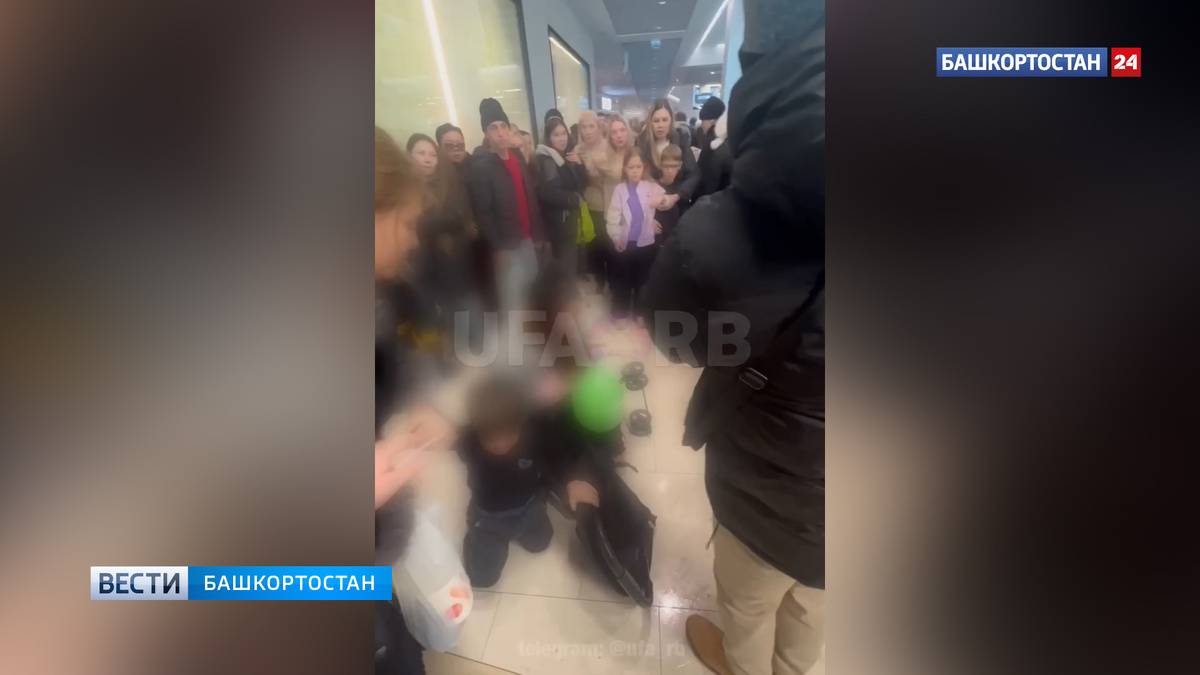    Шары, давка и драка женщин: в ТЦ в Уфе едва не затоптали мать с коляской