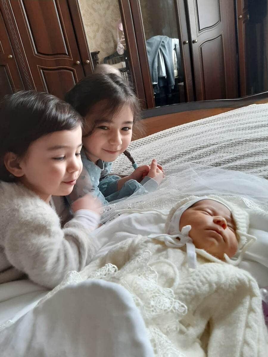 Репродуктивные технологии представляют собой методы лечения бесплодия, при применении которых этапы зачатия и развития эмбрионов осуществляются вне организма матери. Основы охраны здоровья граждан в Российской Федерации закреплены в Федеральном законе 323-ФЗ. При применении технологий обеспечивается генетическая связь родителей и будущего ребенка. Яйцеклетка матери оплодотворяется семенем мужа и сразу или по прошествии периода выращивания в искусственной среде вживляется в организм матери. В случае неспособности мужа к оплодотворению яйцеклетка оплодотворяется семенем донора.В таком случае происхождение ребенка основано на генетической связи только с одним родителем.Возможно также донорство эмбриона, не имеющего генетической связи с родителями. Лица, состоящие в браке и давшие свое согласие в письменной форме на применение метода искусственного оплодотворения, в случае рождения у них ребенка записываются его родителями в книге записей рождений в силу статьи 51 п.4 Семейного кодекса Российской Федерации. Одинокая женщина также имеет право на применение репродуктивных технологий при наличии добровольного согласия на медицинское вмешательство.