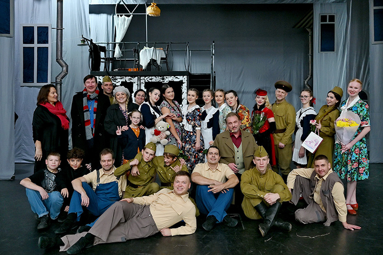    «Артисты от спектакля к спектаклю растут и приобретают профессиональные качества, особенно универсальность — умение говорить, петь, танцевать, двигаться на сцене»