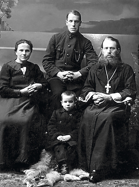 Иерей Василий с супругой и сыновьями.
1920-е гг. С сайта: https://foma.ru/sudislavl-mesto-gde-vremya-dvizhetsya-vspyat.html