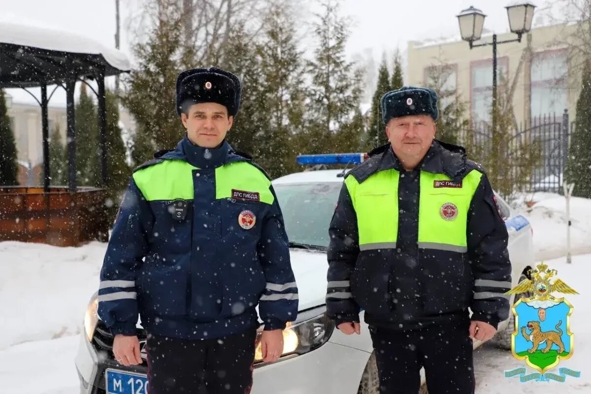    В Пскове сотрудники Госавтоинспекции спасли женщину из горящего дома