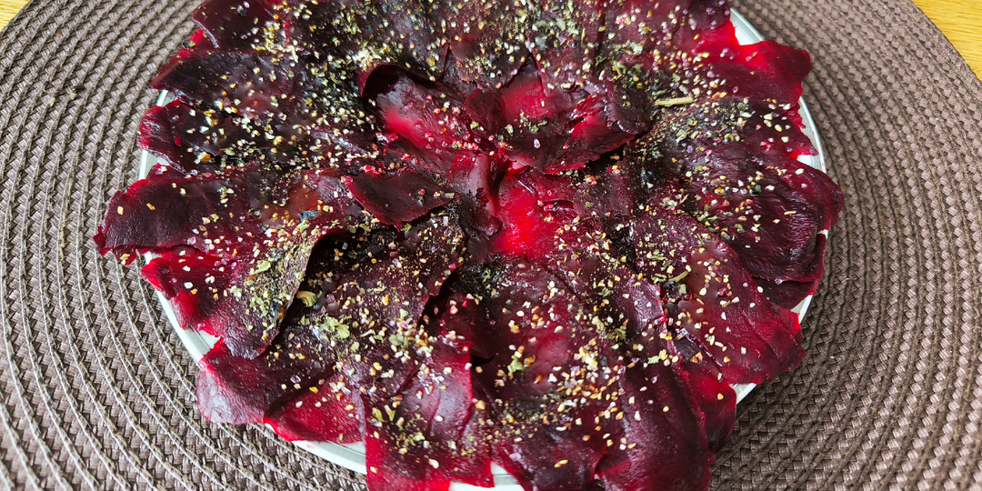 Карпаччо из свёклы: простой салат, который можно приготовить на несколько дней