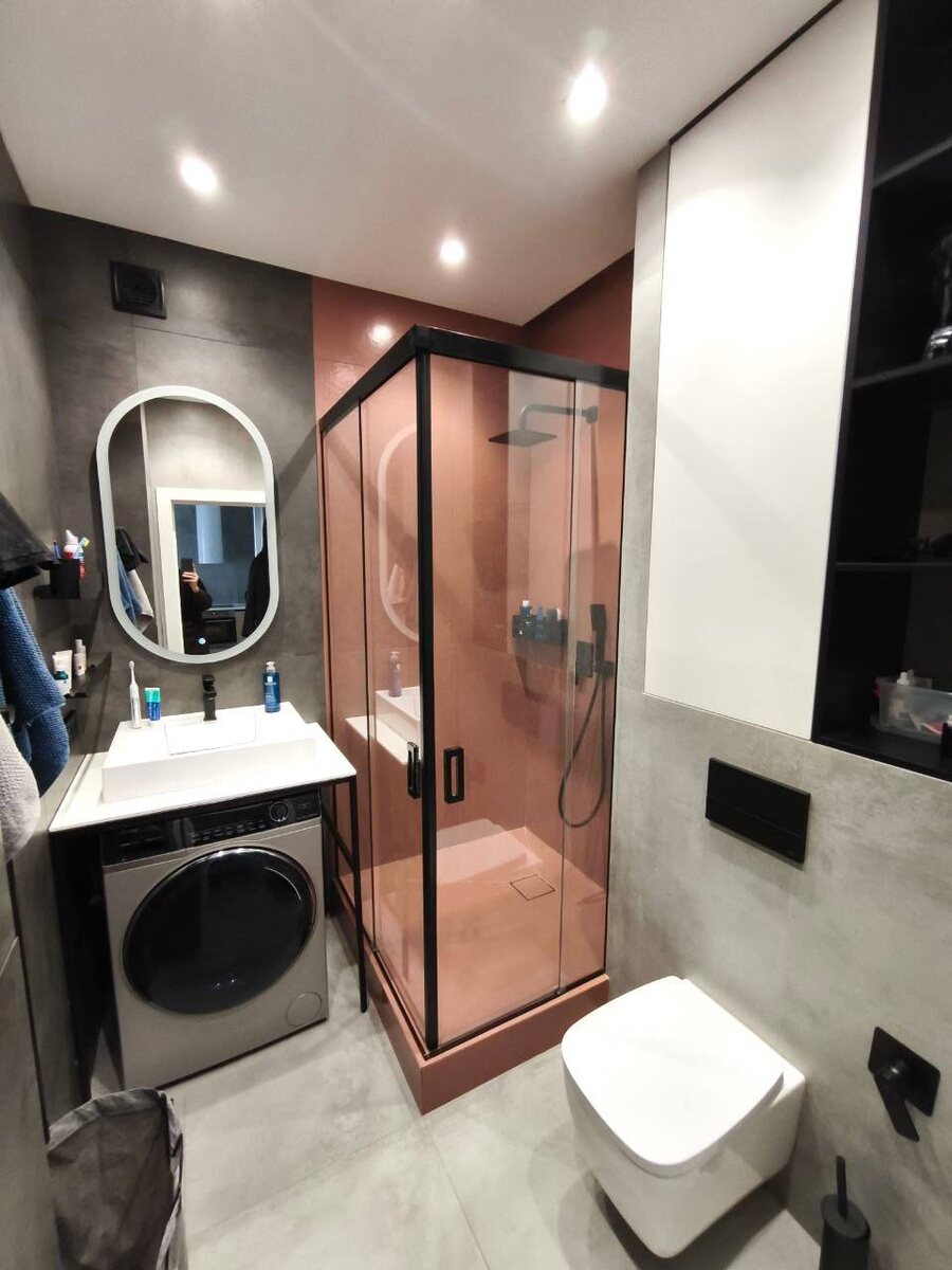 Смотрите, какое шикарное душевое ограждение мы вписали в этот компактный, но очень стильный санузел!
Закалённое стекло 8 мм — это не просто стекло, это уже совсем другой уровень.
Оно невероятно прочное, выглядит максимально дорого и солидно. Прозрачность при этом идеальная — никаких мутных компромиссов.
Раздвижные двери на скрытом механизме — плавно, бесшумно. 
Всё чёрное матовое идеально сочетается с трендовым терракотовым акцентом и графитовой плиткой.

Хотите такой же уровень роскоши в своей ванной? 💎
Пишите/звоните +79139853096 — подберём вариант именно под ваш интерьер, посчитаем и сделаем замер! ✨

Наш сайт: https://glass-nsk.ru/
❤️ Подписывайтесь на наш телеграмм-канал: Блик | Душевые перегородки, стекло, двери, межкомнатные