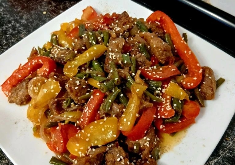 Бомбический салат с мясом и овощами