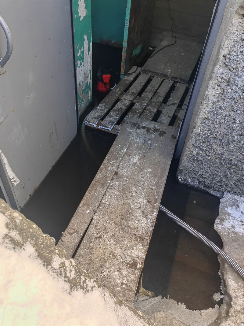    Вонючие реки заливают жильцов дома в Беломорске«Беломорская трибуна» / VK