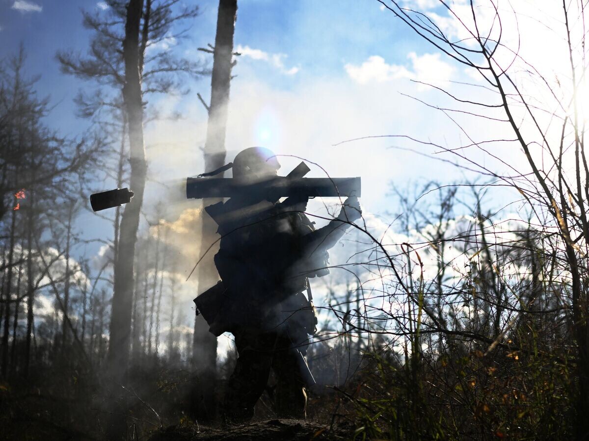    Военнослужащий ВС РФ стреляет из огнемета в зоне СВО | © РИА Новости / Алексей Майшев