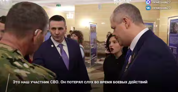 Губернатор знакомится с делегатами юбилейного собрания / скриншот кадра видео телеграм-канал Дмитрий Демешин