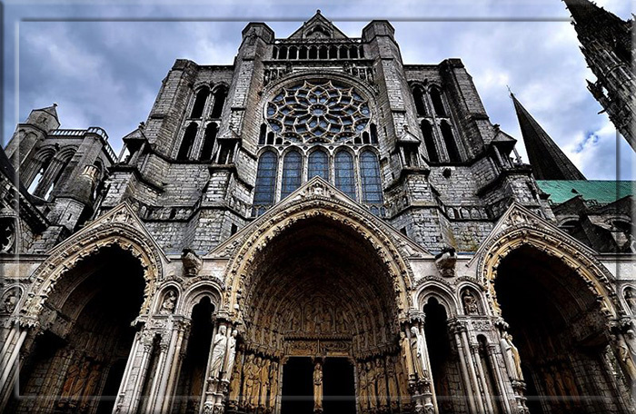 Шартрский собор и сегодня выглядит так как и века назад.