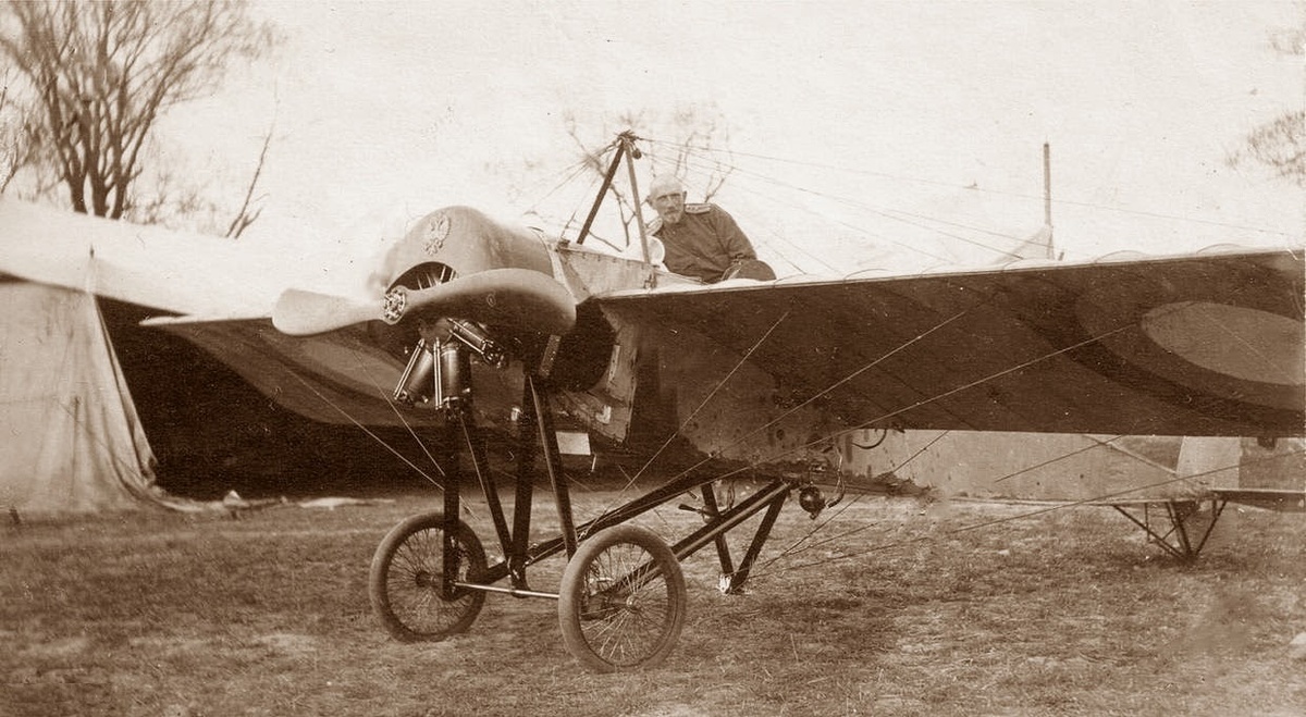 Аэроплан Моран-Солнье Тип Ж («МорЖе») летчика А.А. Казакова, который станет лучшим русским асом Империалистической войны. Под фюзеляжем замок с легкой бомбой. Фото: http://cdn.topwar.ru/uploads/posts/2015-08/1439048390_00134097.jpg