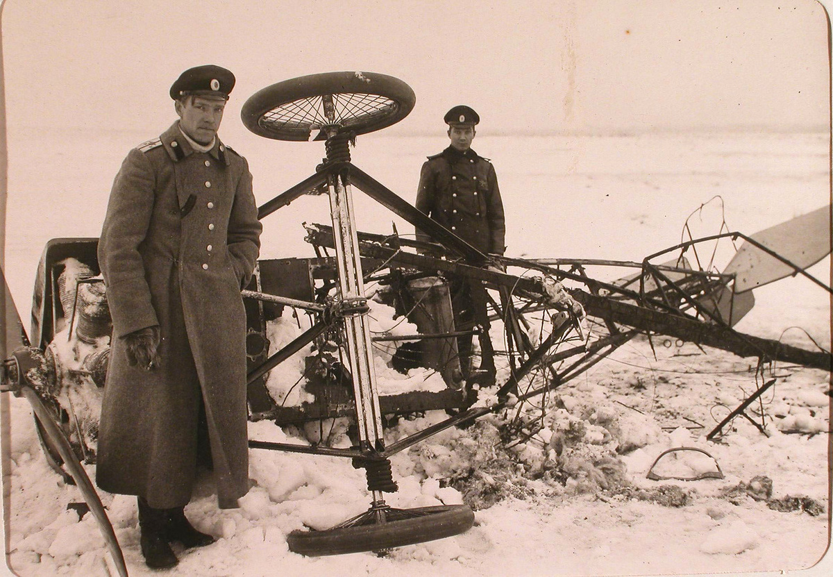 Подпоручик Максимилиан Германович Лерхе (на снимке слева с папиросой) после аварии на «Моране-Ж» из-за «обратной вспышки» мотора, приведшей к его от отказу – аэродром 4-й авиароты в Лиде в Белоруссии 