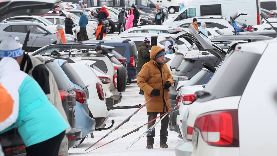 Участник готовит лыжи у своего автомобиля.📷Фото: Роман Яровицын / Коммерсантъ