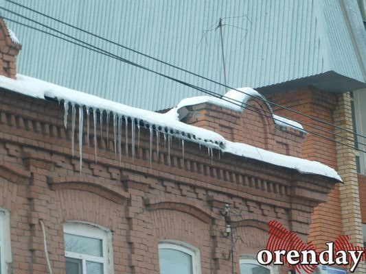 МЧС ПРЕДУПРЕДИЛО: В ОРЕНБУРЖЬЕ ВОЗМОЖЕН СХОД СНЕГА И НАЛЕДИ С КРЫШ ИЗ-ЗА ПОТЕПЛЕНИЯ