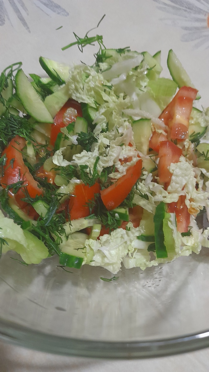 Пекинская капуста с огурцом и помидорами