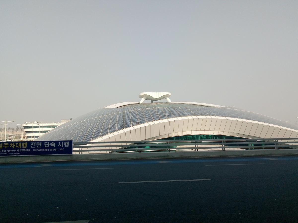 Это вид со стороны входа и крыша - да, из солнечных панелей