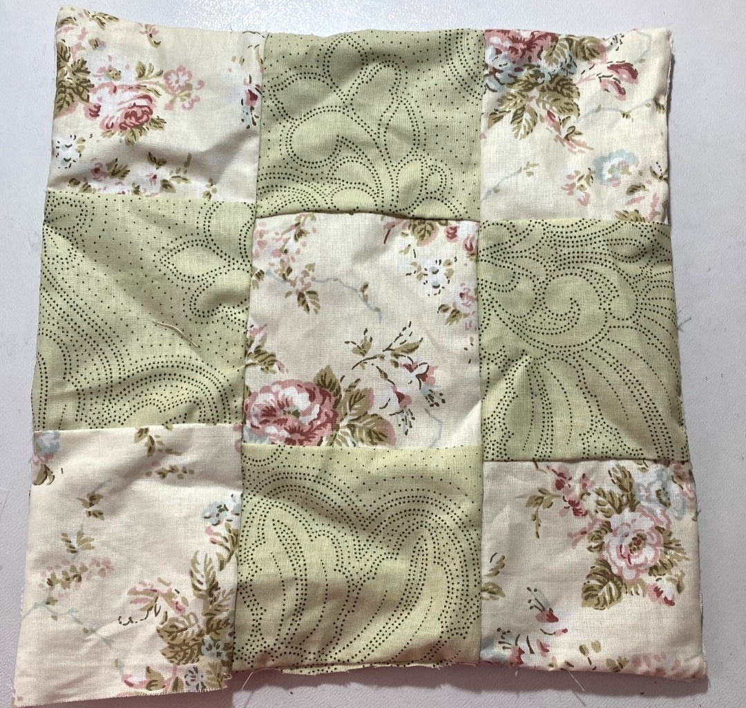 Шью наволочку на подушку.