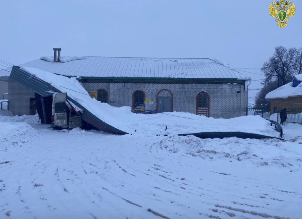    Навес автостанции рухнул в Аликове Чувашии из-за снега