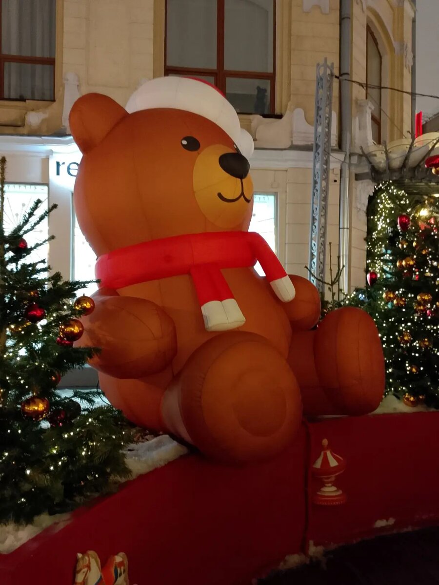 Мишка у ЦУМа. Москва.