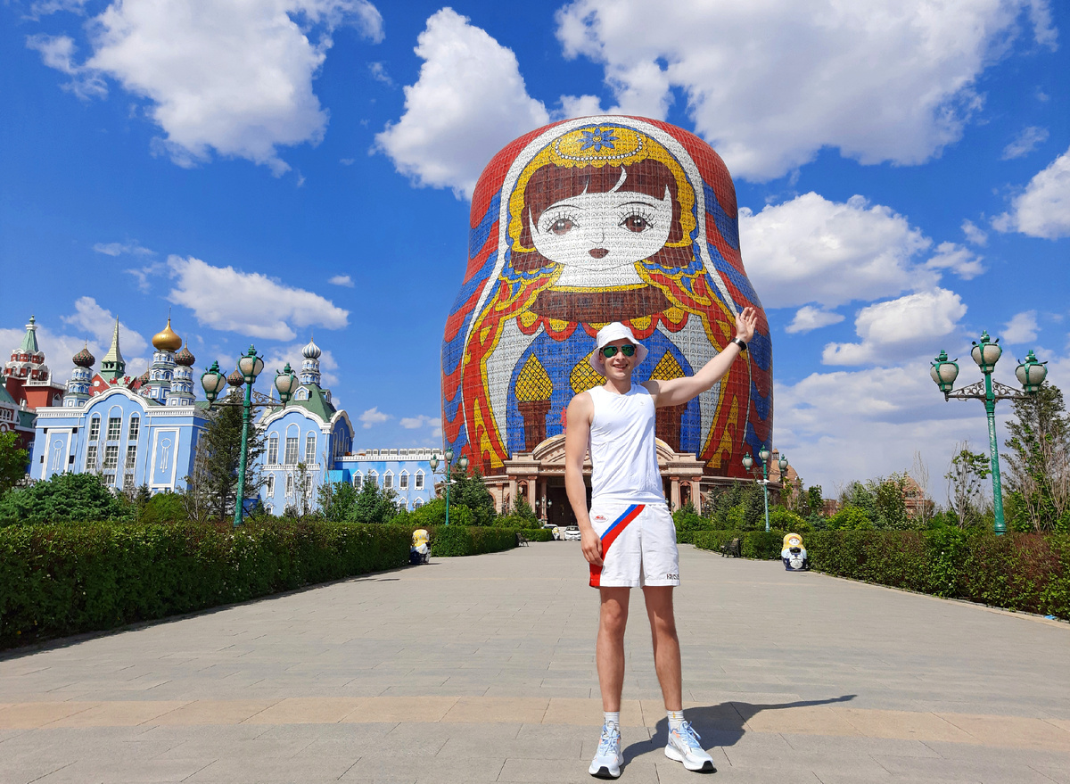 Размеры - вещь относительная, особенно в степной местности, где расстояния не знают границ, Матрешка на первый взгляд так не впечатляет, но стоит только зайти внутрь... Если что слева не православный храм а все так же часть отельного комплекса, другой ее корпус. Не правда ли, странные пропорции?