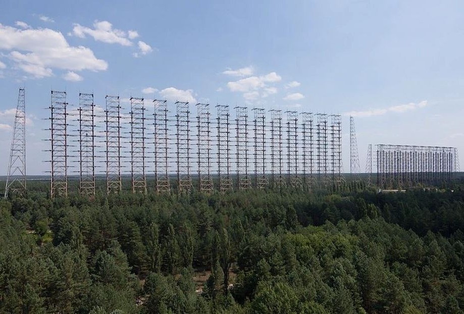 Антенны «Дуги-1» до сих пор стоят в лесу. Местные сталкеры говорят: по ночам они гудят.