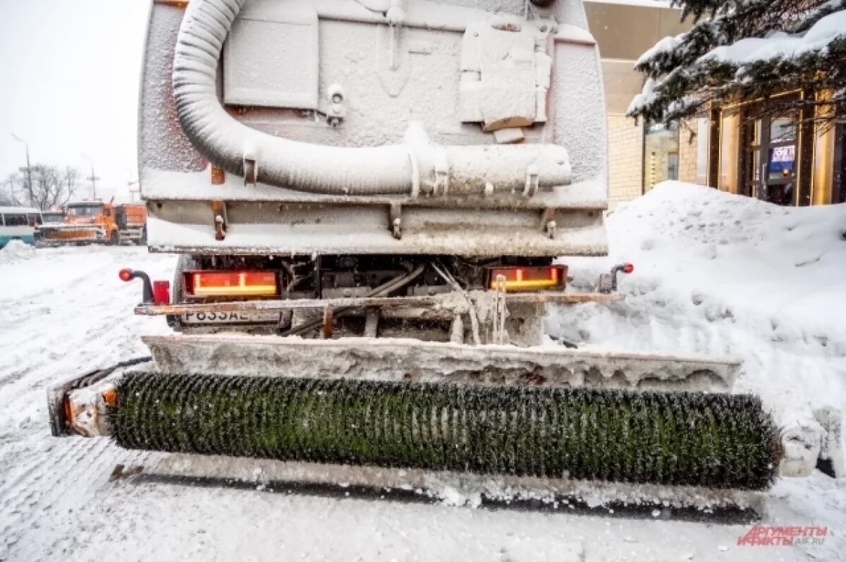    Снег на саратовских дорогах убирали 350 спецмашин