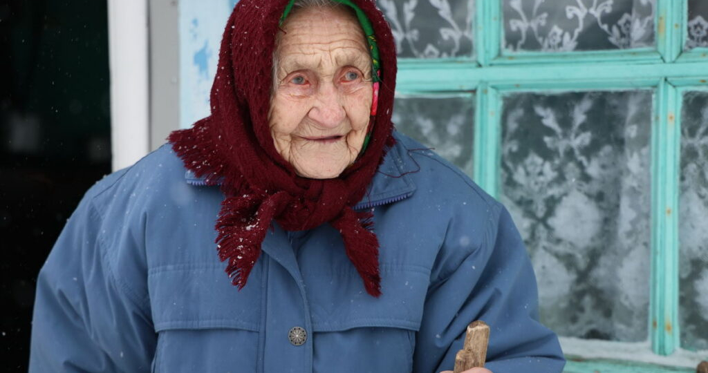 Варит борщи, сажает картошку и не признает врачей – жизнь 103-летней Марии из опустевшего Пруцка
