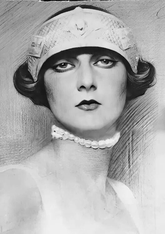 Жанна Туссен в юности.