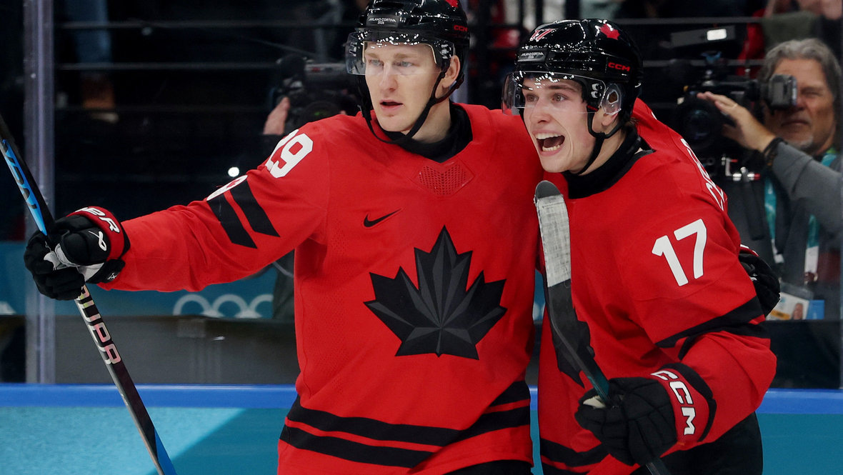    Маклин Селебрини (справа) и Нэйтан Маккиннон. Reuters