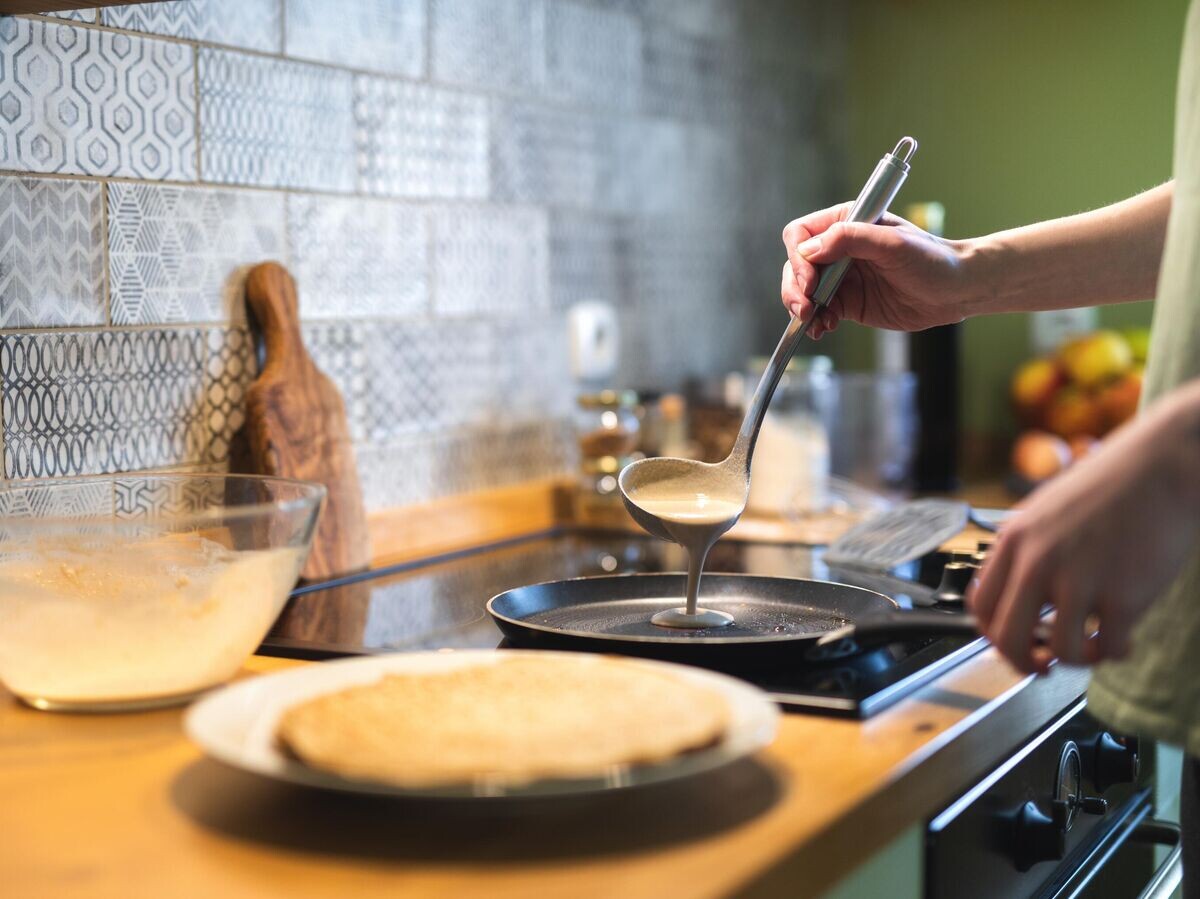    Приготовление блинов | © iStock.com / borchee