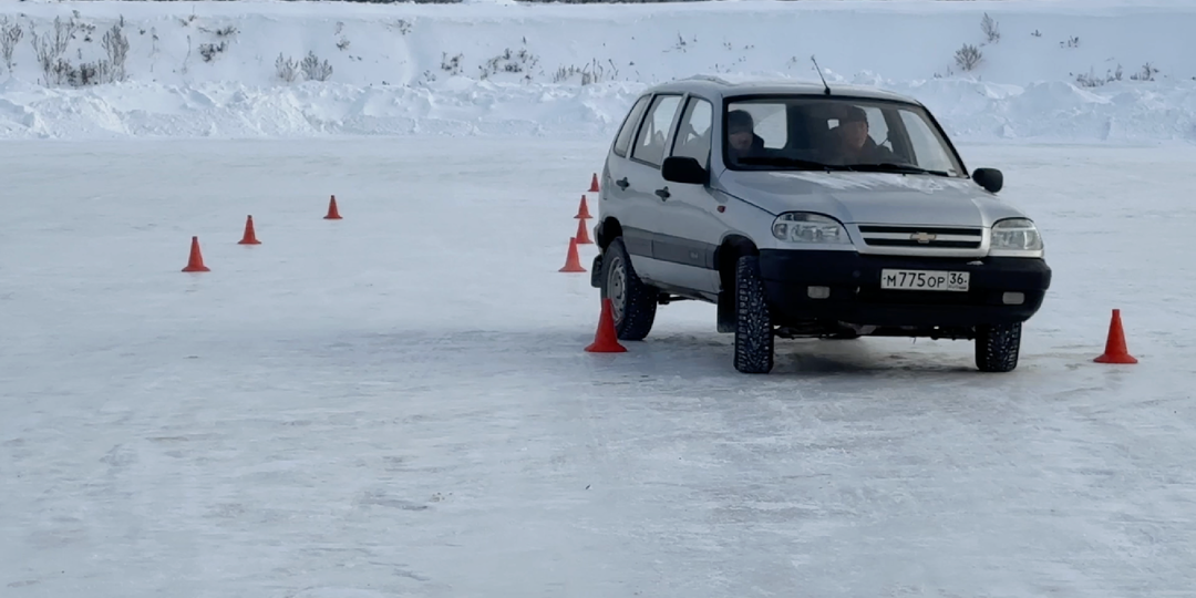 Знаете такое выражение, что во время заноса, на переднем приводе добавляем газ, на заднем убираем газ, а на полном приводе - крестимся.