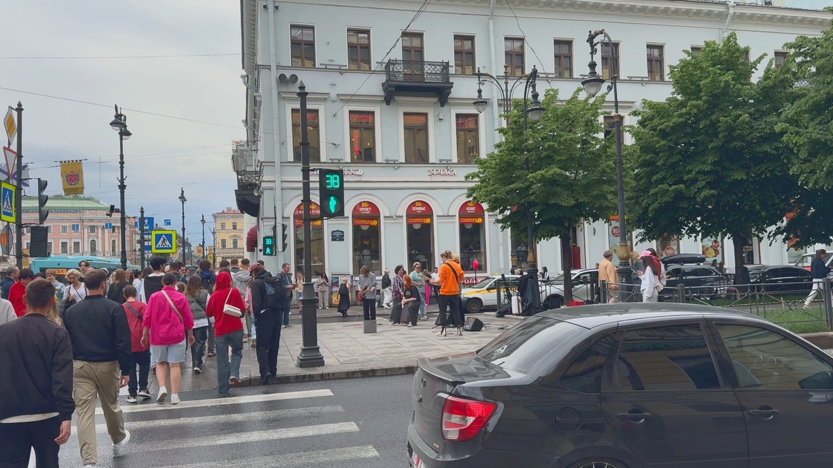 Невский красивый, но ощущение города здесь растворяется в потоке людей.