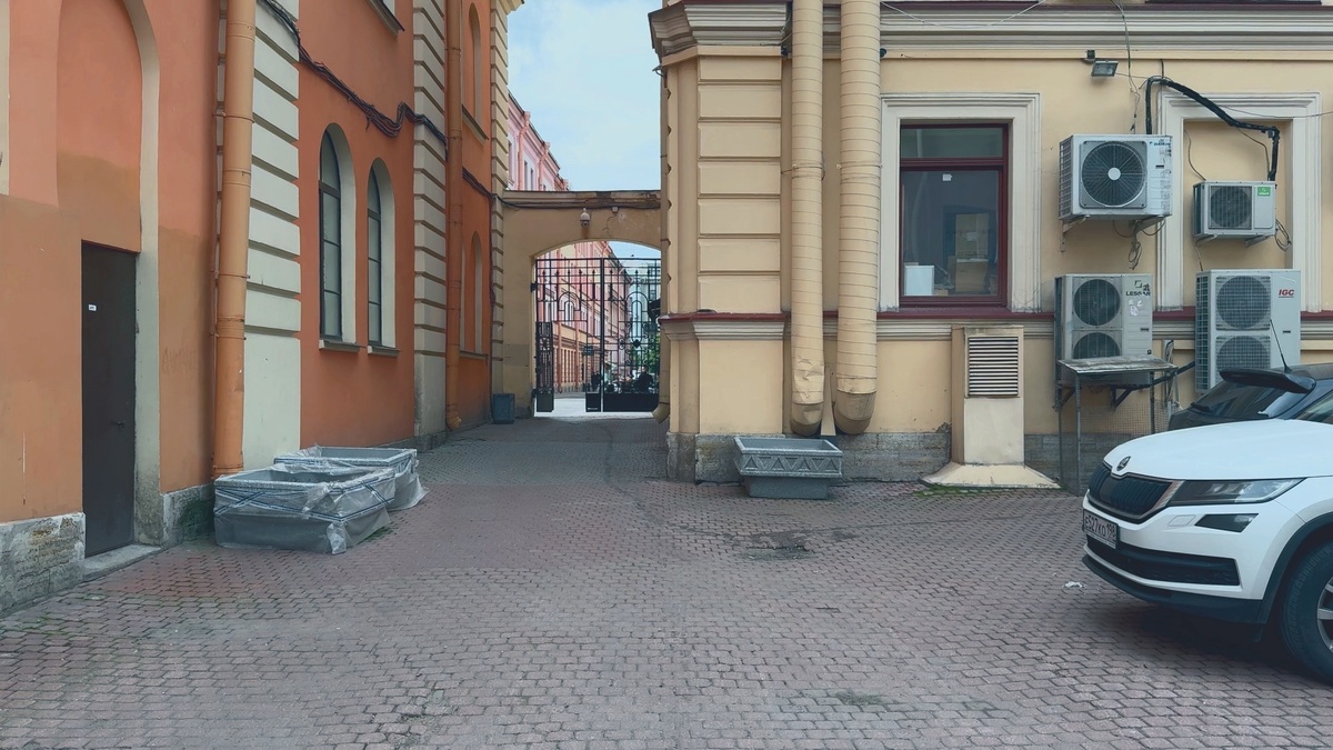 Стоит свернуть — и город звучит иначе.