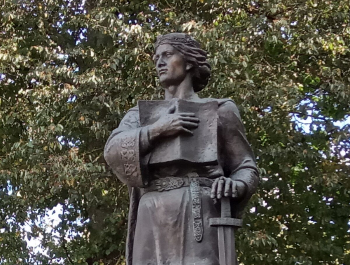 Памятник Изяславу Владимировичу (978-1003) в Заславле.