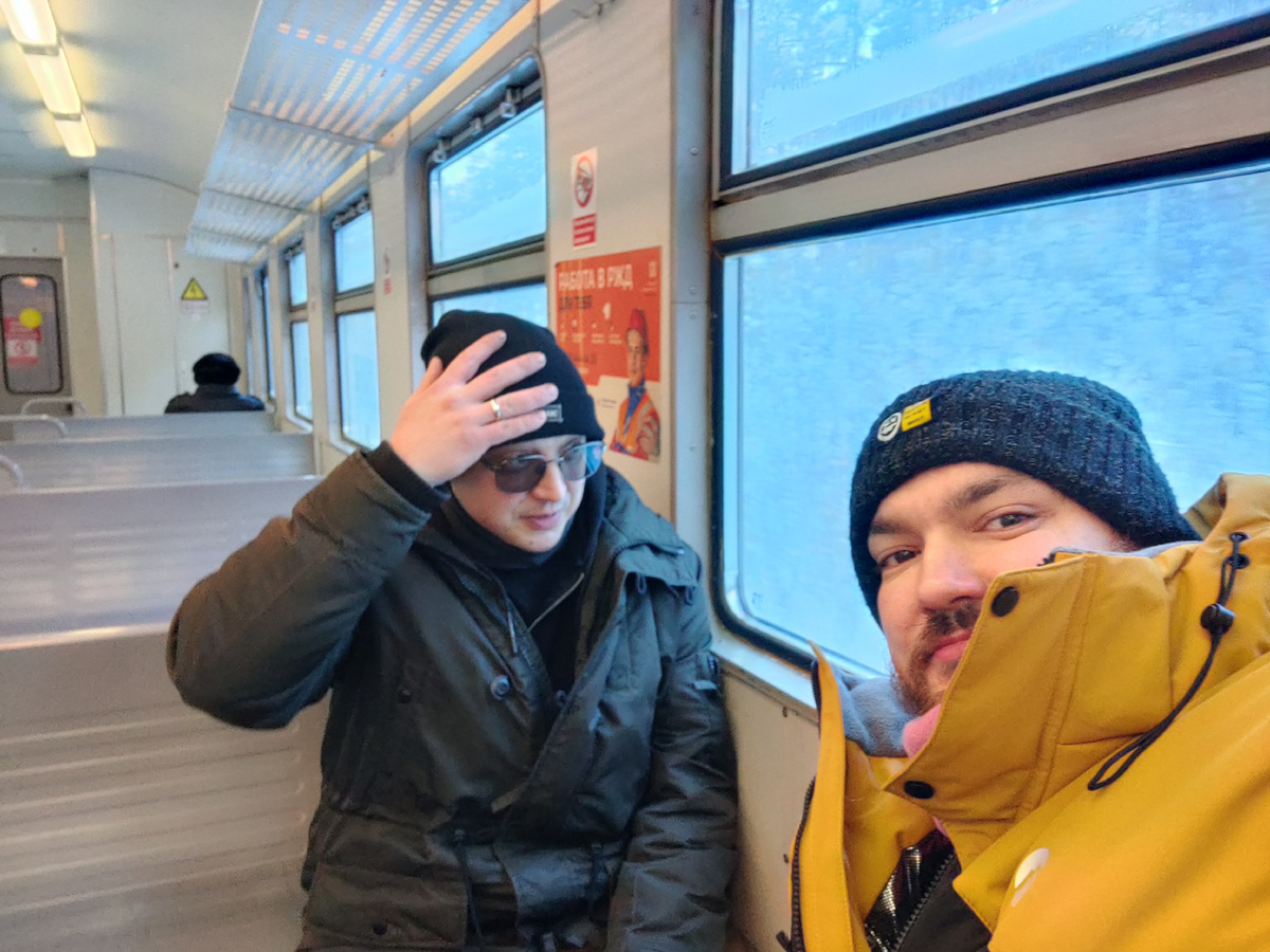 Максим Олегович и я в жёлтой куртке, в электричке. Фото с нашей прогулки