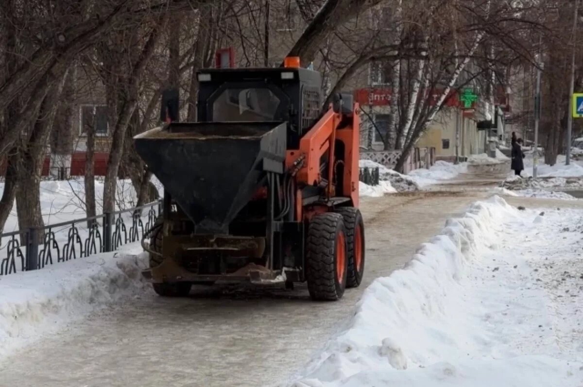    В Томске продолжается обработка тротуаров песком