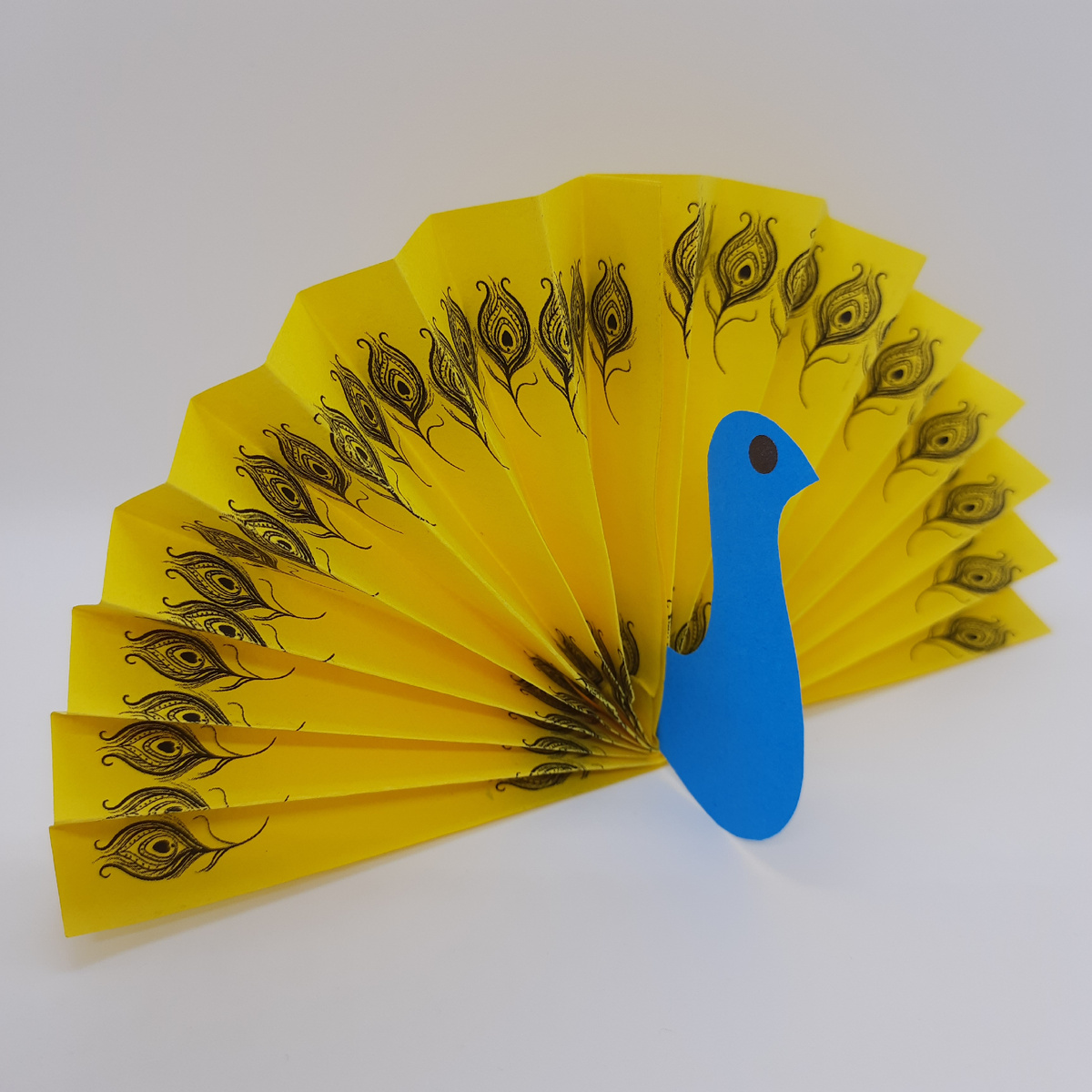 Весёлый павлин: простая поделка из бумаги для детей