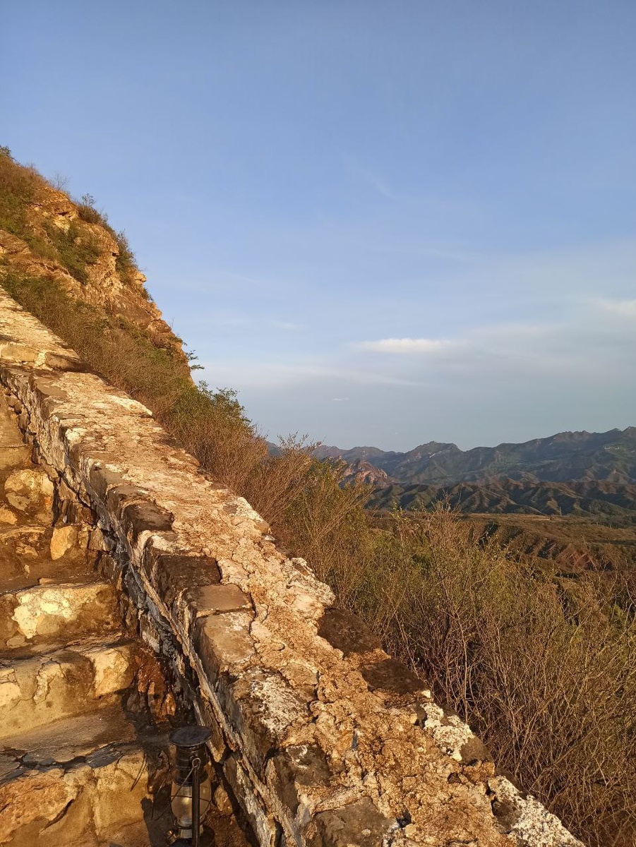 Ступени, уходящие за горизонт. Моя жизнь всегда была про вертикаль и про готовность подниматься туда, где открывается истина. Фонарь в руке — и целый мир за спиной