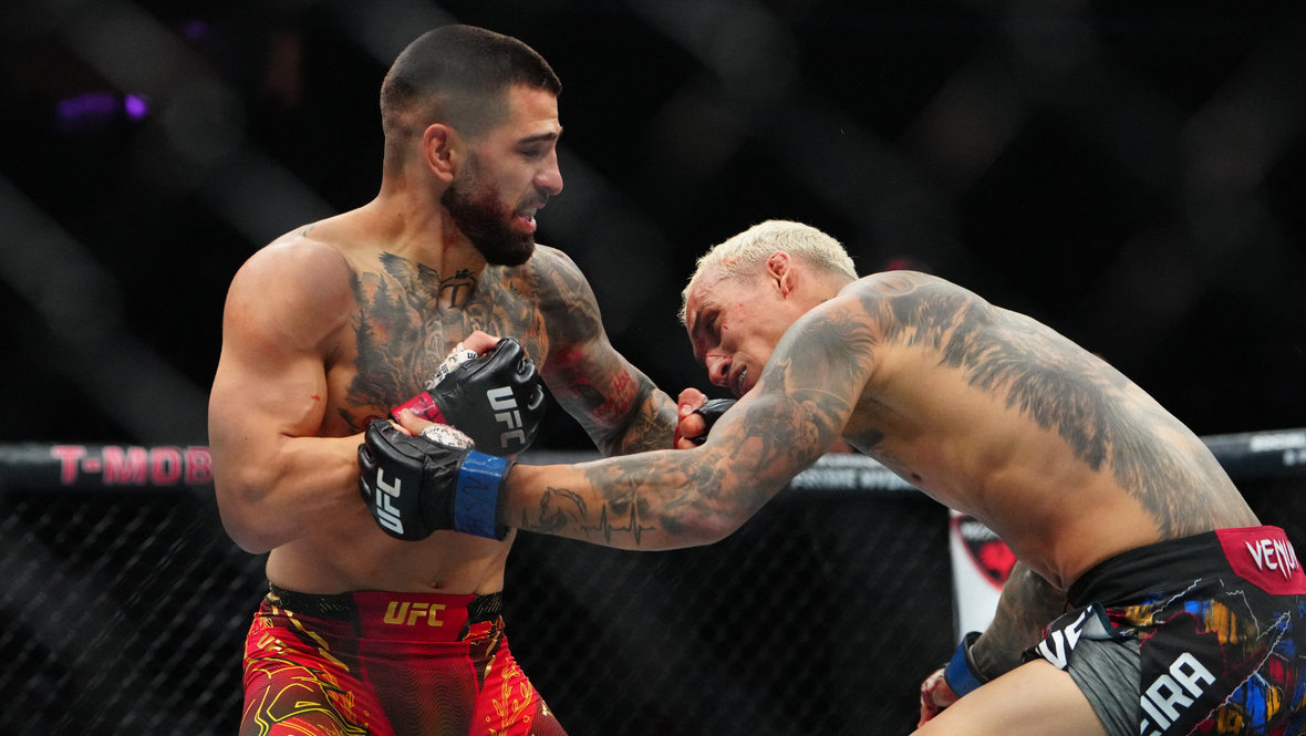 Тренер чемпиона UFC в легком весе Илии Топурии, Хэви Климент, поделился мыслями о потенциальном поединке против Джастина Гейджи. 
 
💬«Я не скажу, что Илия нокаутирует Гейджи в первые 30 секунд, минуту или две, но 100% это произойдет в первом раунде и при первом же размене. 
 
Я на 100% уверен в этом, и неважно, насколько Гейджи силен и как сильно он хочет победить. Если Илия попадет, то ты прямо на него не пойдешь. А если пойдешь – случится то же, что случилось с Оливейрой. Чарльз хотел идти вперед, а в итоге оказался на земле. 
 
У Джастина есть несколько плохих привычек, которые я уже очень хорошо изучил, и они дорого ему обойдутся, если он повторит их в день поединка», – сказал Климент.