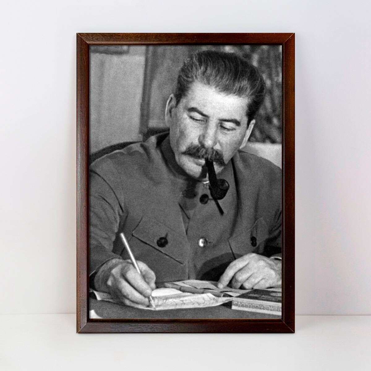 Великий кормчий строил социализм не для людей, он строил казарменный социализм для бесправных солдат компартии. Кому нужен такой социализм? Только Вождю и его подельникам.                         
"Шаг влево, шаг вправо - побег! Прыжок на месте - провокация! Стреляю без предупреждения." - это слоган сталинизма.                       