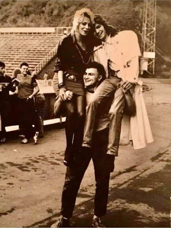 Владимир Турчинский держит на руках Наталью Ветлицкую и Дмитрия Маликова.