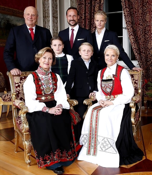 Король Харальд, наследный принц Хокон и Мариус Борг Хойби с королевой Соней, принцессой Ингрид Александрой, принцем Сверре Магнусом и кронпринцессой Метте-Марит