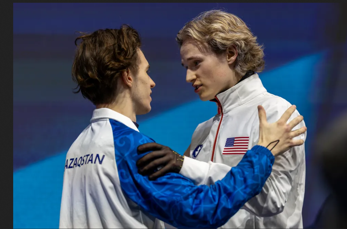 Илья Малинин поздравляет Михаила Шайдорова с победой на Олимпиаде. Кадр из телетрансляции.